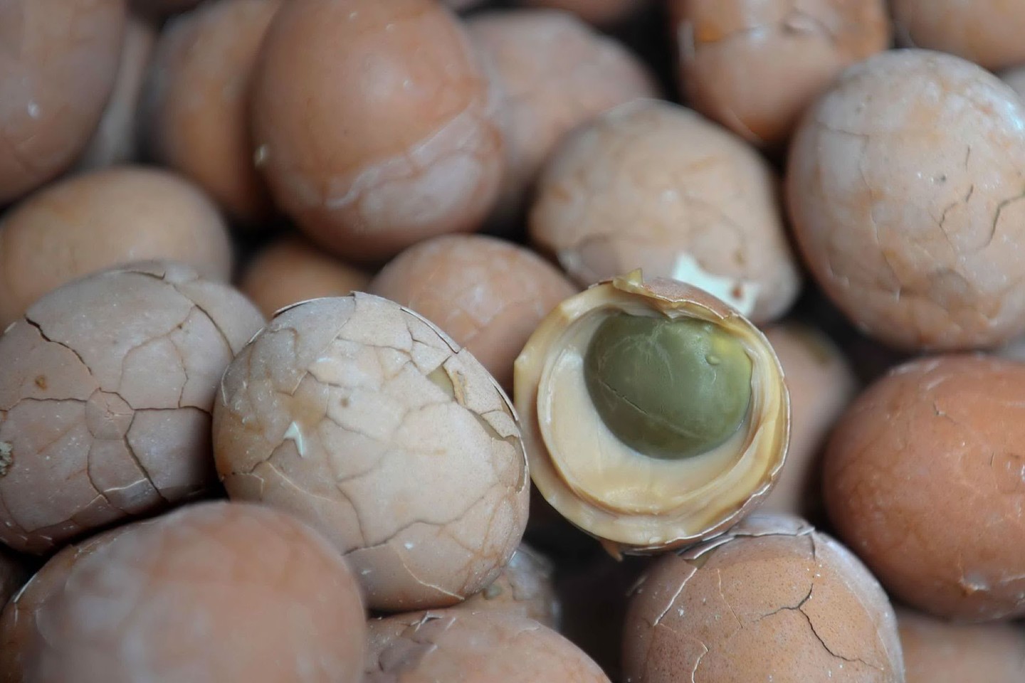 Išvirus kiaušinius šlapime, tryniai įgauna žalią spalvą, o baltymai – gelsvą.<br>ViDA Press nuotr.