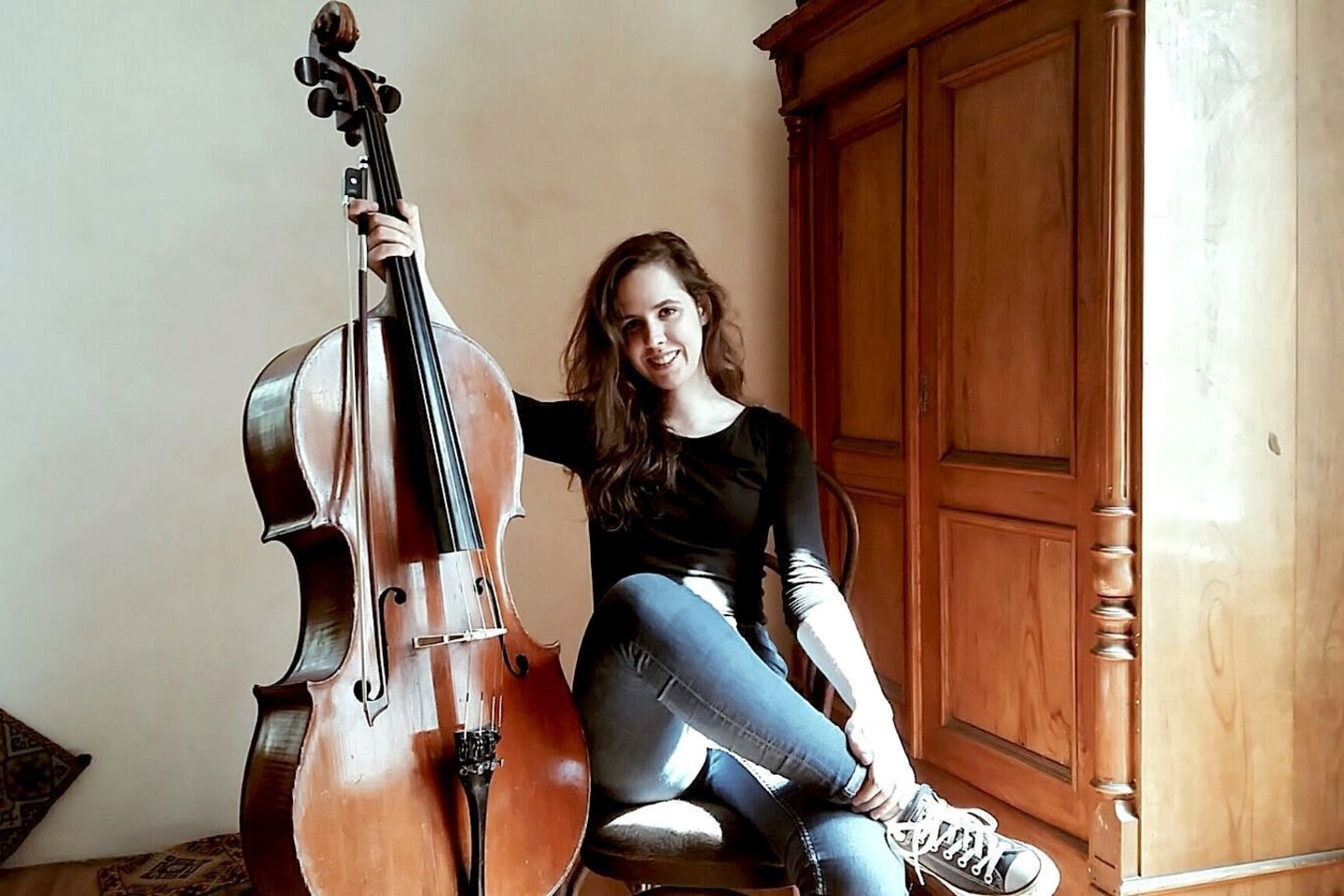 Solo violončele grieš jauna, ekspresyvi garsiojo orkestro „Kremerata Baltica“ atlikėja Emma Aleksandra Bandeniece.<br>Organizatorių nuotr.