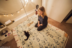 Iš kaimo priglausta katė šeimininkę maloniai nustebina vakarais