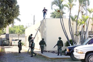 Gaujų karai: iš lėktuvo išmestas žmogus nukrito ant ligoninės stogo