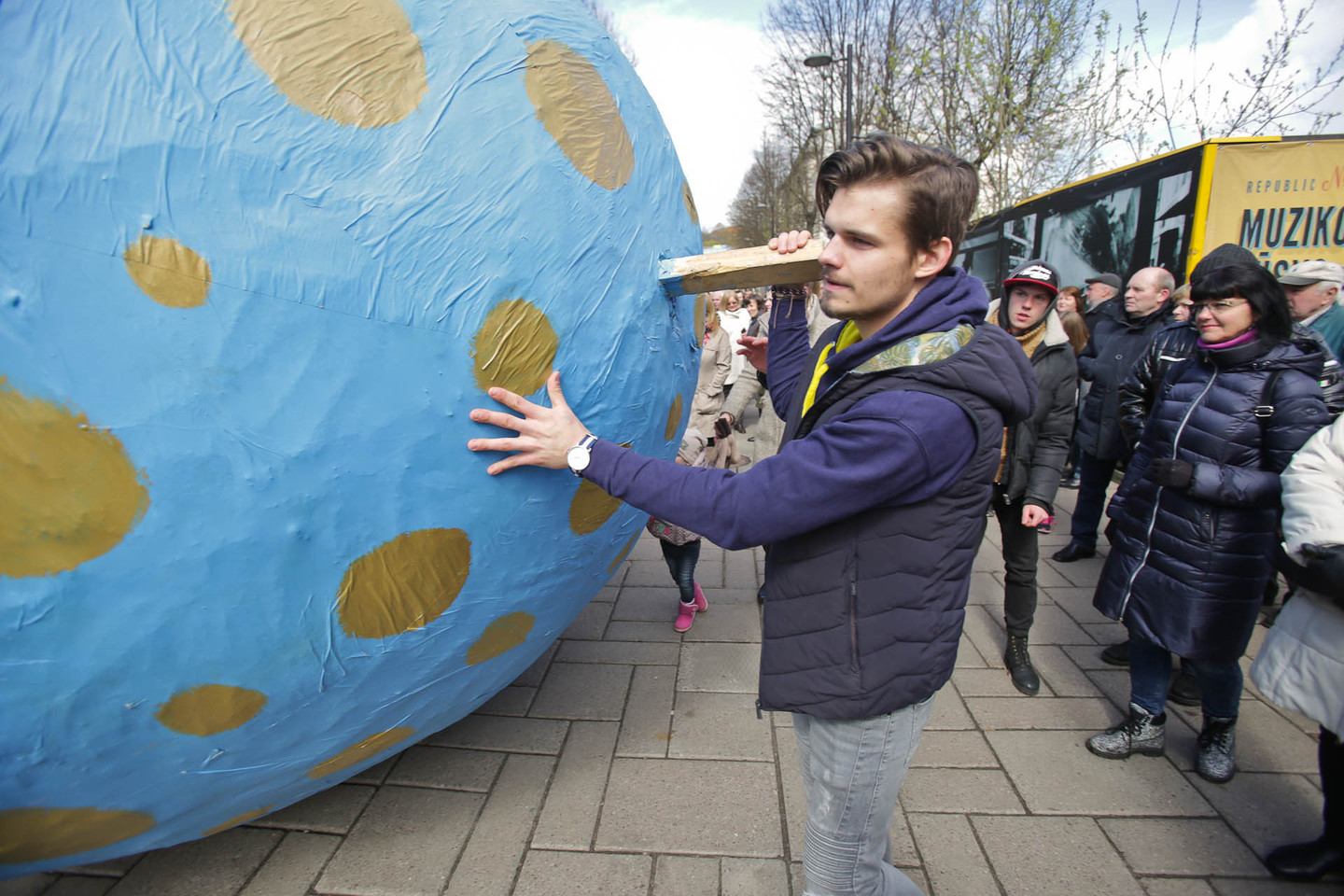 Antrąją Velykų dieną Kauno studentai per Laisvės alėją rideno pačių pagamintą milžiniško dydžio margutį.<br>G.Bitvinsko nuotr.