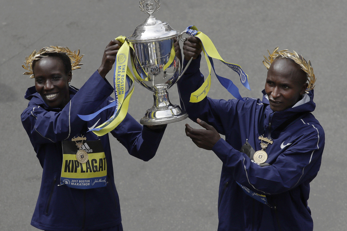 E.Kiplagat (kairėje) ir G.Kirui tapo Bostono maratono nugalėtojais.<br>AP nuotr.