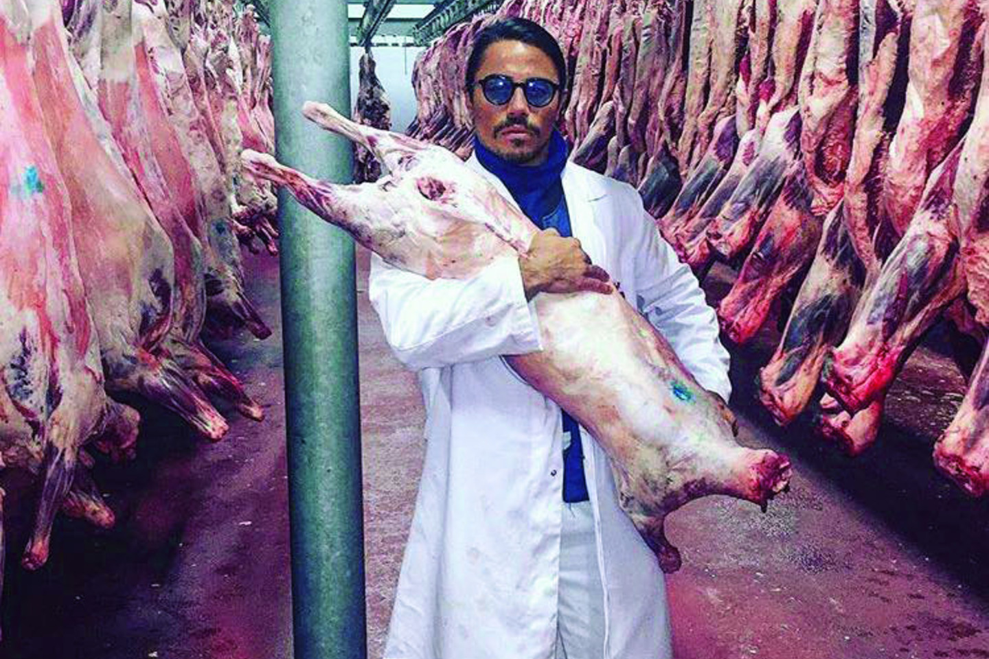 Neįtikėtiną šlovę temperamentingam virėjui pelnė įrašai, kur jis doroja mėsą.<br>„Instagram“ nuotr.