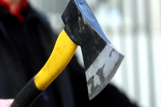 Kaukėtas vagis pardavėjai grasino kirviu