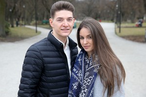 Mis Lietuva su sužadėtiniu kitus moko pirmojo vestuvių šokio