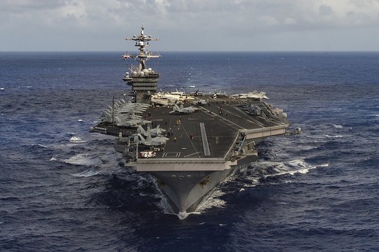 JAV atsitraukia: karo laivų grupė tolsta nuo Šiaurės Korėjos