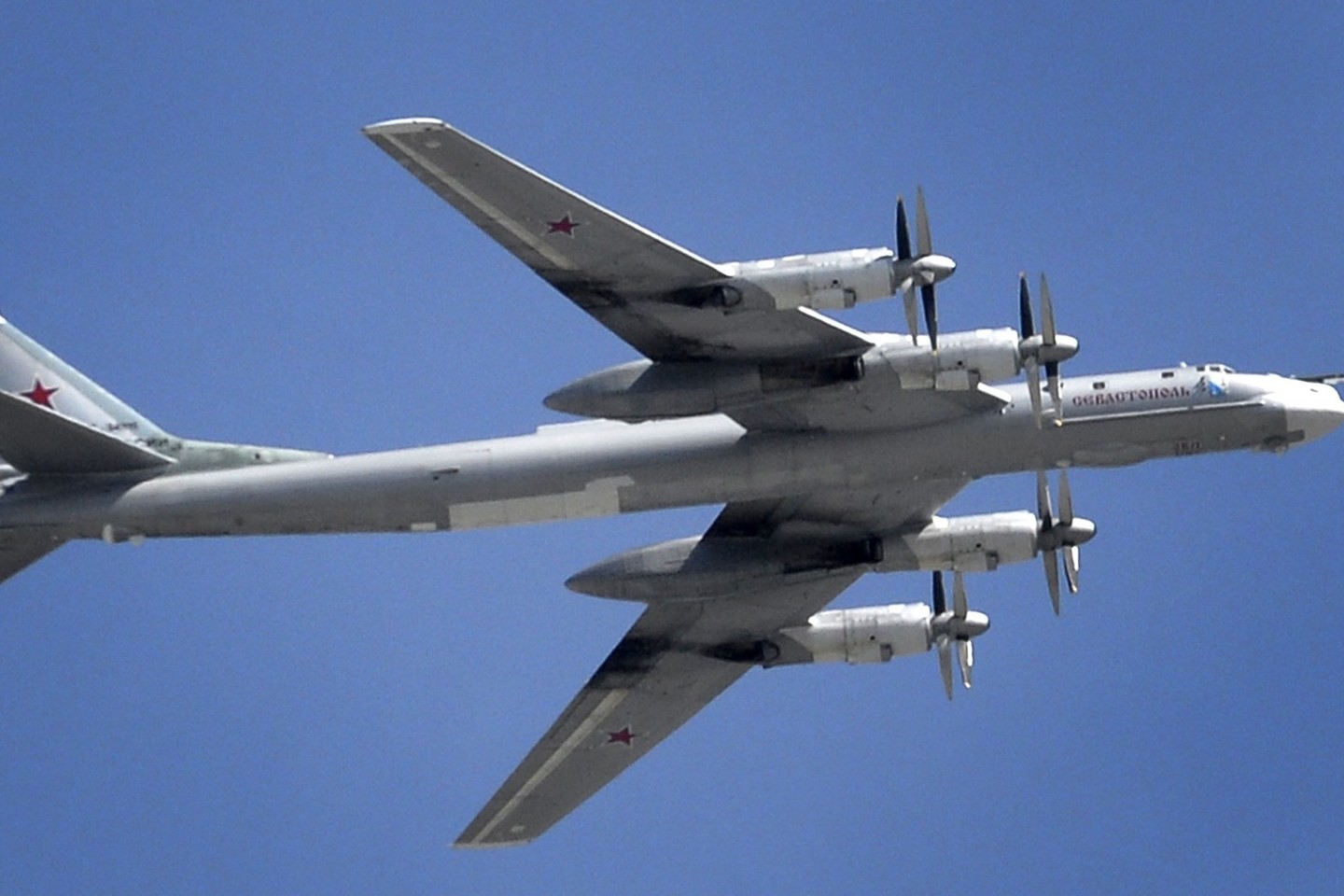 Du Rusijos bombonešiai TU-95 buvo perimti tarptautinėje oro erdvėje netoli Aliaskos krantų dviejų JAV karinių oro pajėgų. Tai CNN patvirtino Pentagonas.