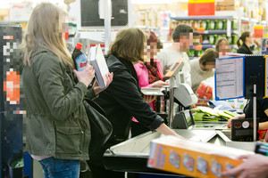 Šokiravo incidentas prie kasos – po vyro žodžių net rankos pradėjo drebėti