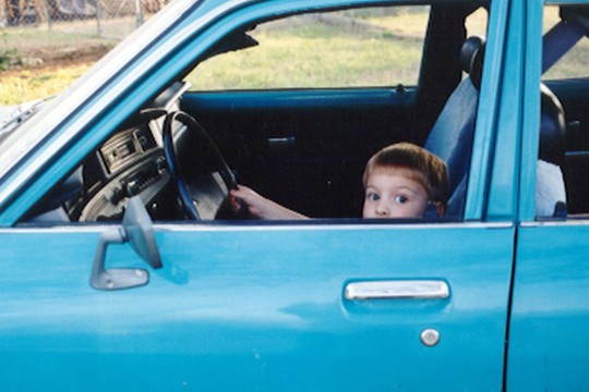 Internetu vairuoti išmokęs aštuonmetis nuvarė tėvų automobilį
