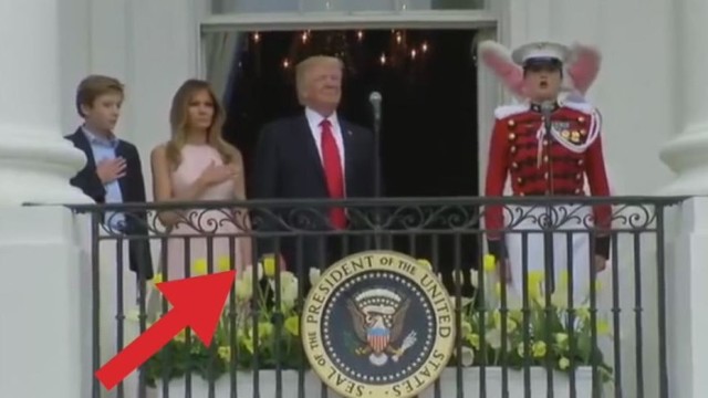 Grojant šalies himnui – nemandagus Donaldo Trumpo elgesys