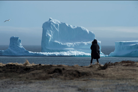 Prie Ferilando miestelio atplaukė didžiulis ledkalnis.<br>„Reuters“/“Scanpix“ nuotr.