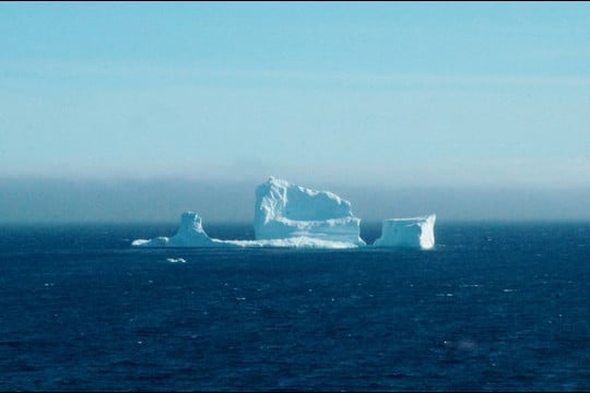 Prie Ferilando miestelio atplaukė didžiulis ledkalnis.<br>„Reuters“/“Scanpix“ nuotr.
