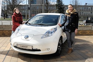 Elektromobilių lenktynėse – ne tik elektromobilių vairuotojai