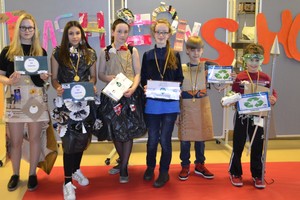 Tarptautinės mokyklos moksleiviai kūrė drabužius iš antrinių medžiagų