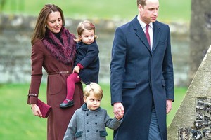 Užsienio garsenybės vaikus moko laikytis papročių: ne išimtis – ir karališkoji šeima