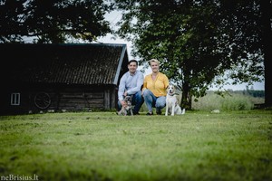 Du šunis priglaudusi pora suprato visiems šeimininkams žinomą tiesą