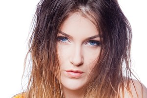 Maya pristato naują dainą ir vaizdo klipą, kuriame ir vėl maskuoja veidą