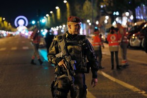 Prie Paryžiaus atakos vykdytojo kūno rastas „Islamo valstybę“ liaupsinantis raštelis