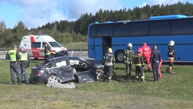 Netoli Kryžkalnio kraupi avarija: autobusas sumaitojo „Opel“