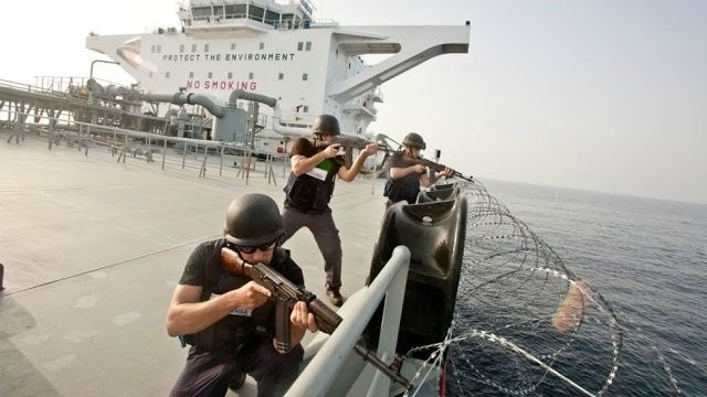 Nufilmavo, kaip automatais ginkluota laivo įgula apsigina nuo Somalio piratų atakos