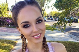 Dainininkė Evelina Young pademonstravo seksualų įvaizdį