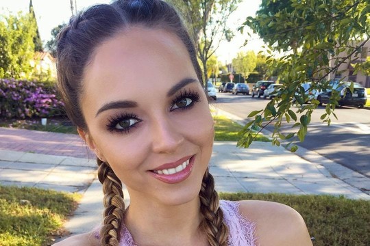 Dainininkė Evelina Young pademonstravo seksualų įvaizdį