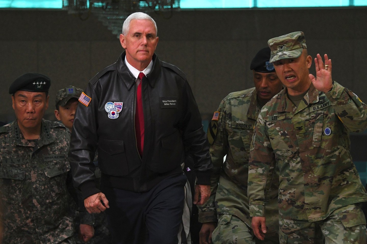 Neseniai Pietų Korėjoje lankėsi JAV viceprezidentas M.Pence'as.<br>AFP/“Scanpix“ nuotr.