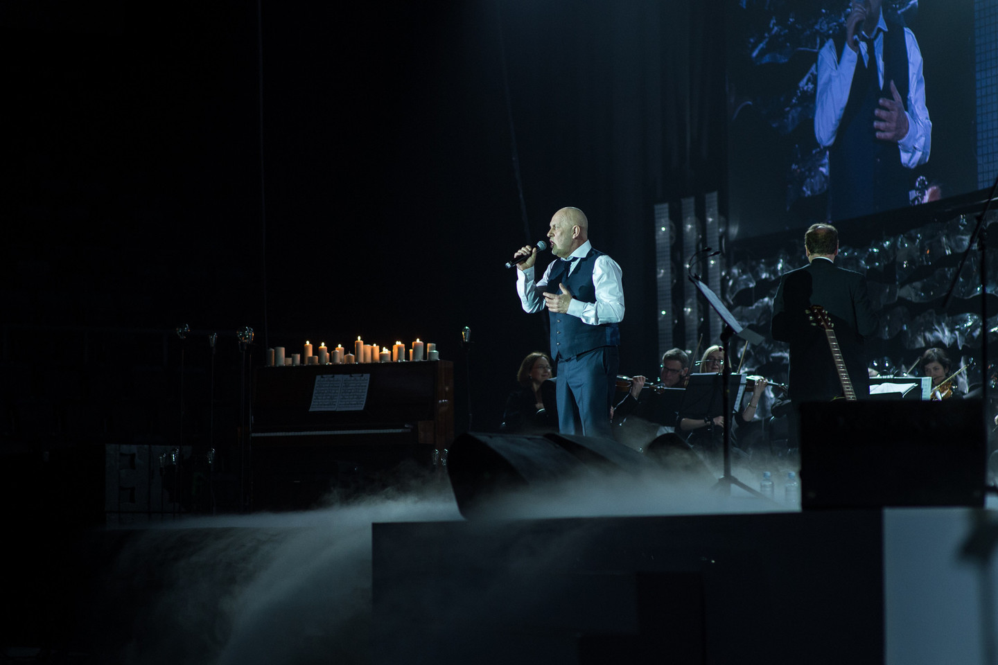 Ovidijaus Vyšniausko koncerte į sceną Vytautas Grubliauskas – Kongas lipo net sugipsuota ranka.<br>Organizatorių nuotr.