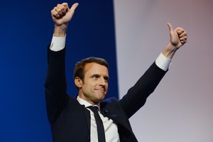 Europos politikai sveikina Emmanuelį Macroną, tačiau reiškia susirūpinimą dėl Marine Le Pen