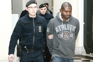 Du sukčiai pergudravo bankomatus, bet Lietuvos bankai buvo gudresni