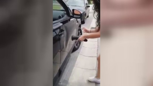 Mergina parodė, kaip su vibratoriumi galima sutaisyti įlenktas automobilio dureles