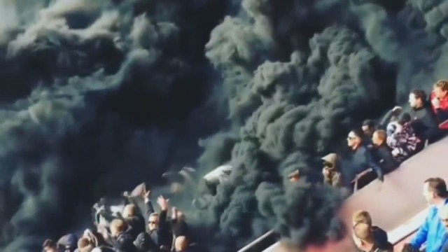 Olandų futbolo sirgaliai stadione susprogdinę itin galingą dūminę bombą sukėlė chaosą