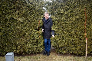 Metų ataskaitą pristačiusiam Remigijui Šimašiui opozicija dovanojo tują