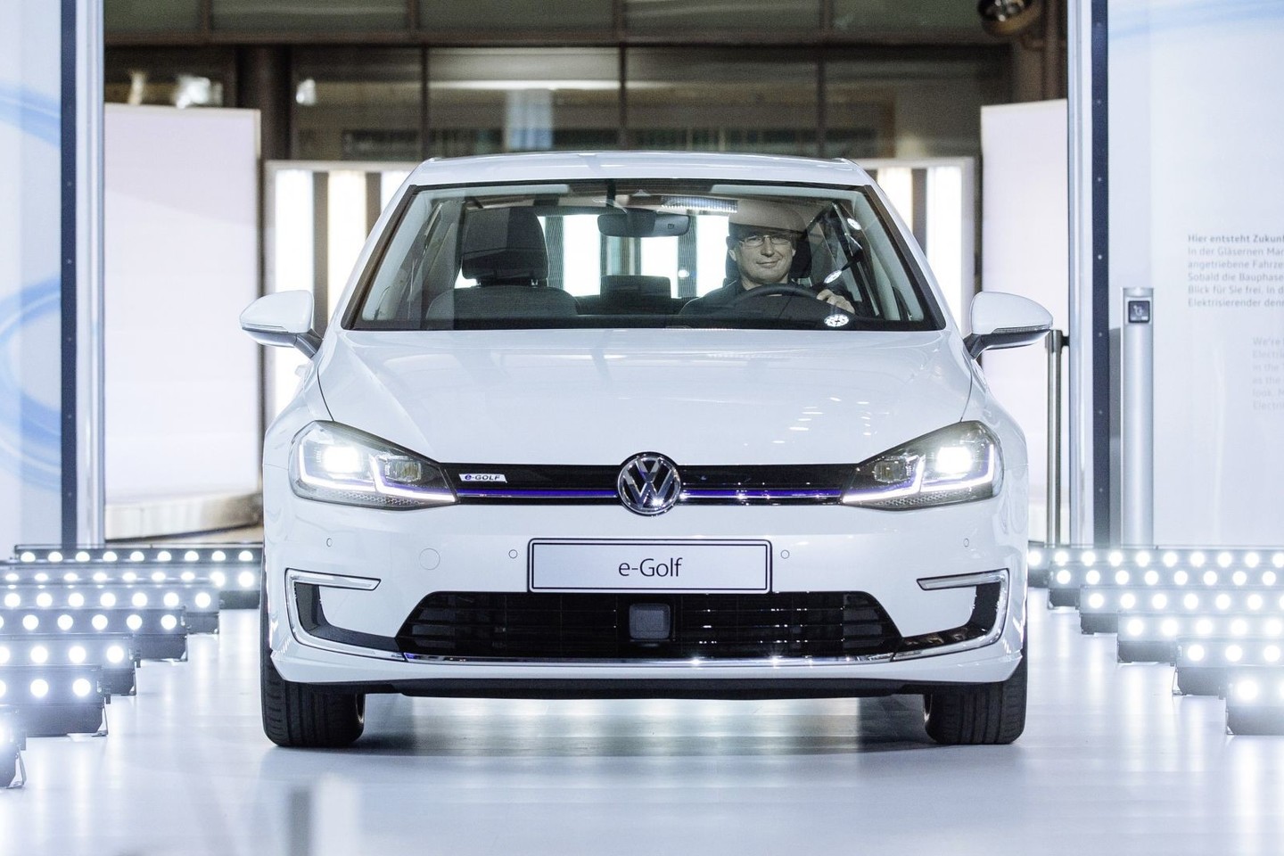 Atnaujintas elektra varomas „Volkswagen e-Golf“ vienu įkrovimu gali įveikti iki 300 kilometrų atstumą. <br>Gamintojo nuotr.