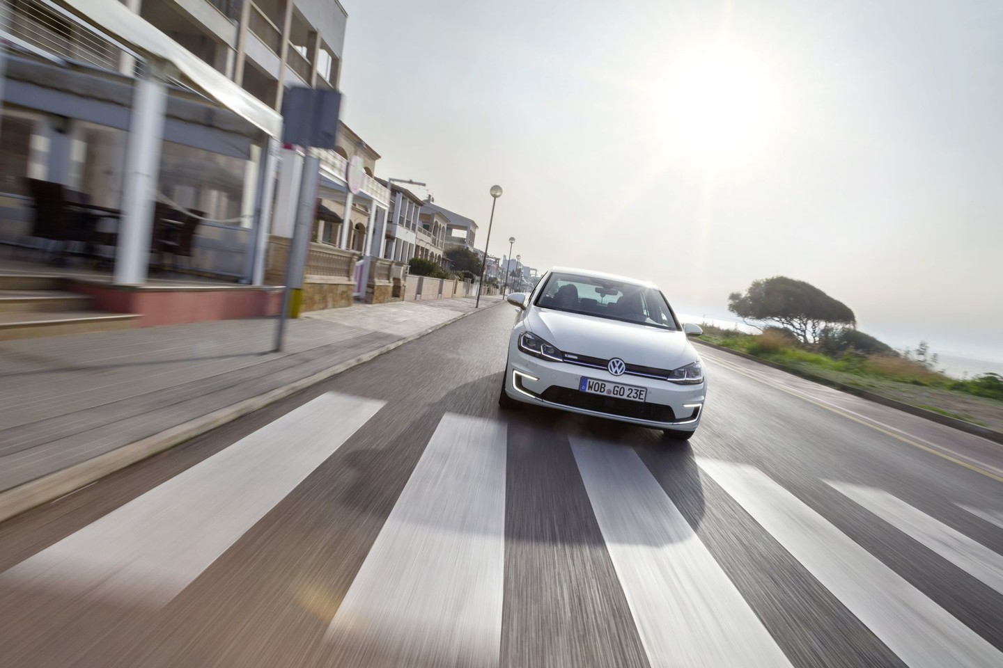 Atnaujintas elektra varomas „Volkswagen e-Golf“ vienu įkrovimu gali įveikti iki 300 kilometrų atstumą. <br>Gamintojo nuotr.