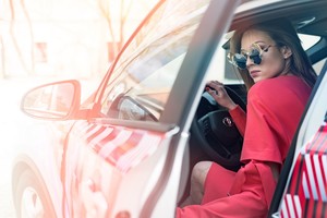 Dizainerė Kristina Kruopienytė suknele „aprengė“ automobilį