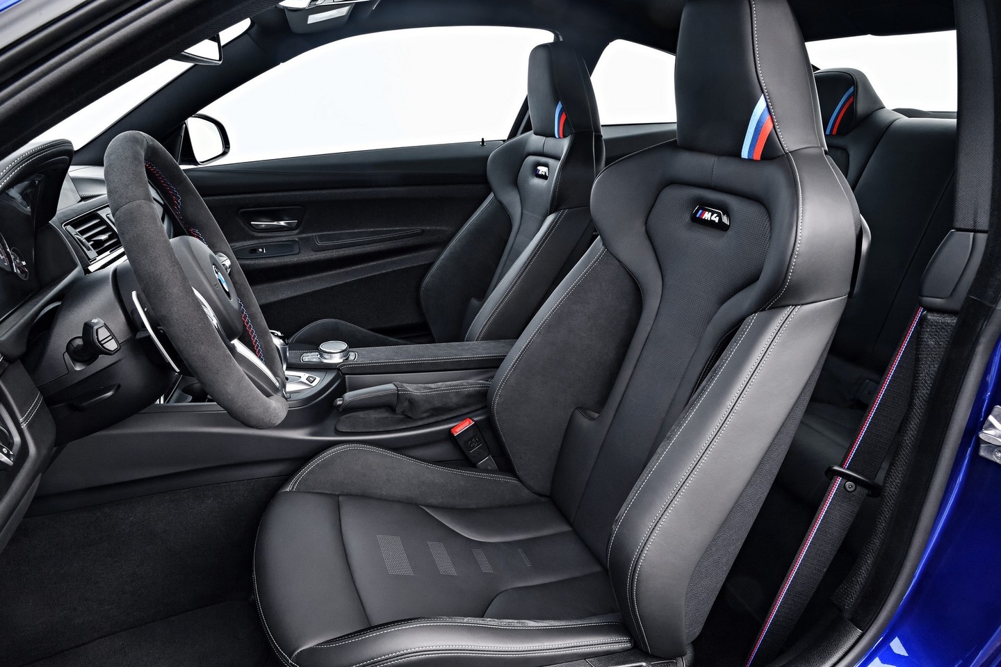 BMW M4 CS bavarų kompanijos gamoje įsitaisys tarp standartinio M4 ir lenktynių savaitgaliams skirto GTS.
