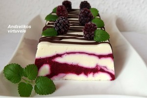 Gražus ir lengvai pagaminamas varškės ir uogų desertas 
