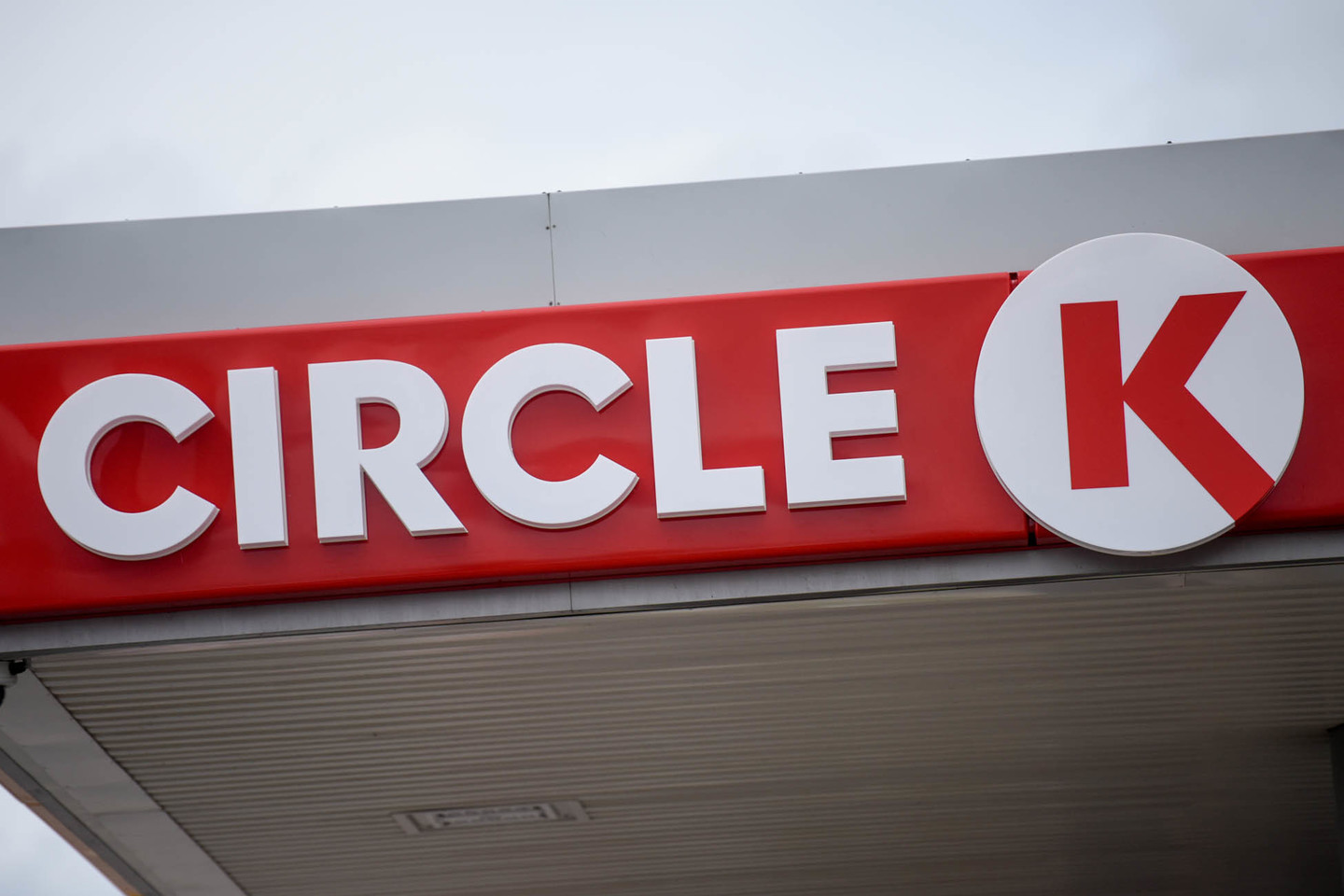  Nuo šiol degalinės vairuotojus pasitiks su nauju pavadinimu: „Circle K“.<br> D.Umbraso nuotr.
