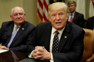 Donaldui Trumpui nusileidus dėl sienos finansavimo valstybinių įstaigų uždarymo grėsmė atslūgo