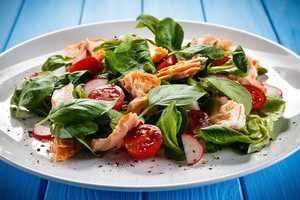 Sočios ir maistingos salotos pakeis vakarienę: trys receptai