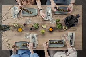 Tarp pilkų restorano sienų - ryškios spalvos ir nauji skoniai