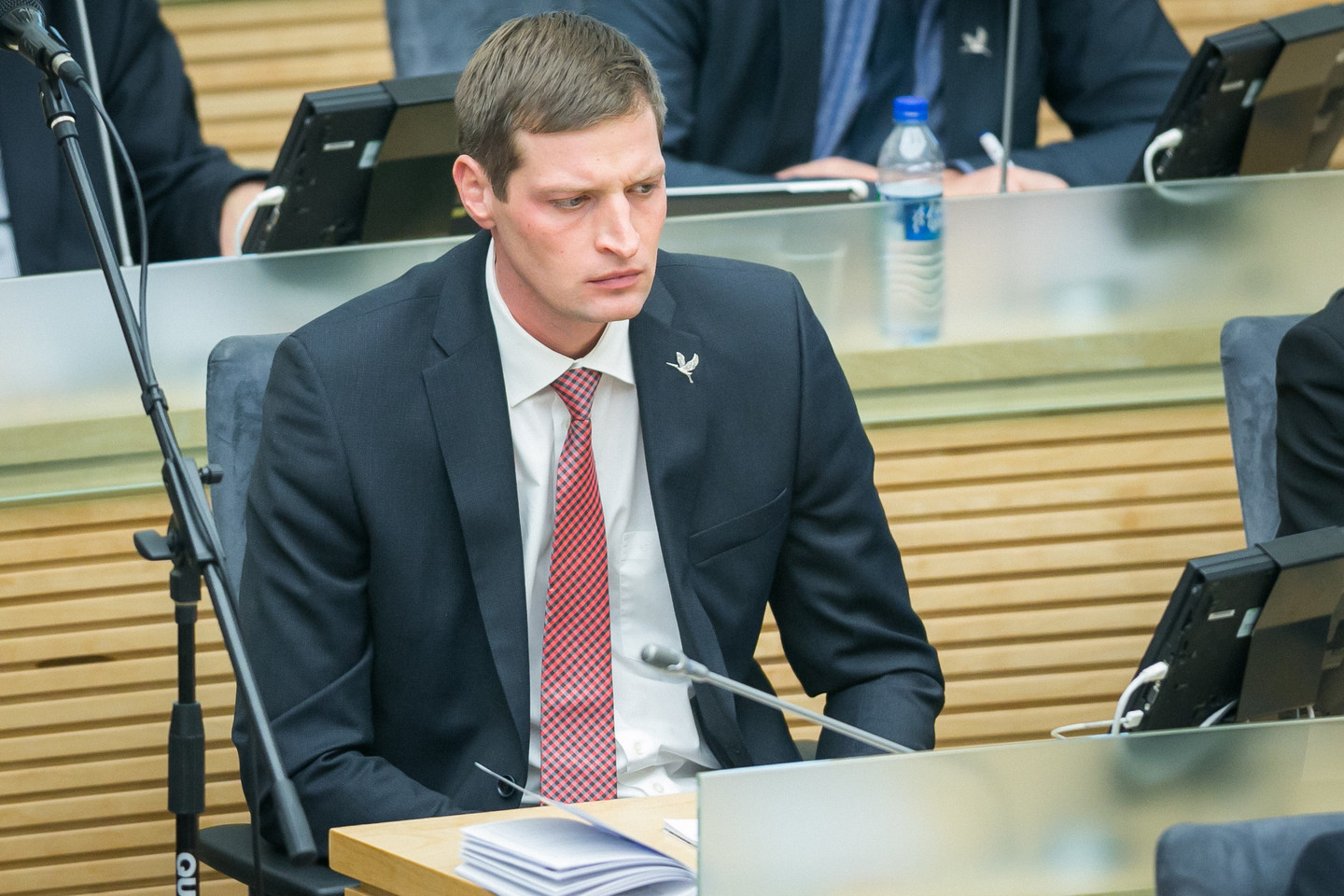  Seimo salėje kilo triukšmas ir politikai reikalavo Aplinkos apsaugos komiteto pirmininko Kęstučio Mažeikos paaiškinimo.<br> T.Bauro nuotr.