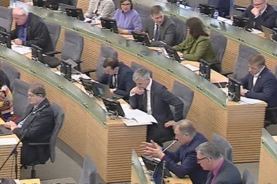 Viena kalba, kita daro: seimūnai nori daugiau išlaidų ir privilegijų