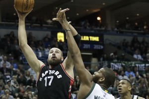 Jonas Valančiūnas nušvilptas Milvokyje, bet „Raptors“ prasibrovė į pusfinalį