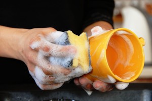 Pigus, efektyvus ir lengvai pagaminamas indų ploviklis nesausins rankų odos