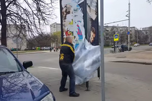 Alaus reklamą Kaune suniokojusiu Andrejumi Lobovu susidomėjo policija