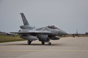 Aviacijos bazėje Šiauliuose nusileido Lenkijos naikintuvai F-16