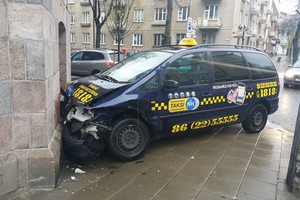 Susidūręs su „Tesla“ Vilniuje taksi rėžėsi į namo sieną