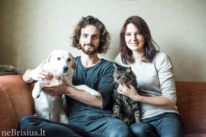 Pora priglaudė šunį ir katę. Štai kas dabar vyksta namuose